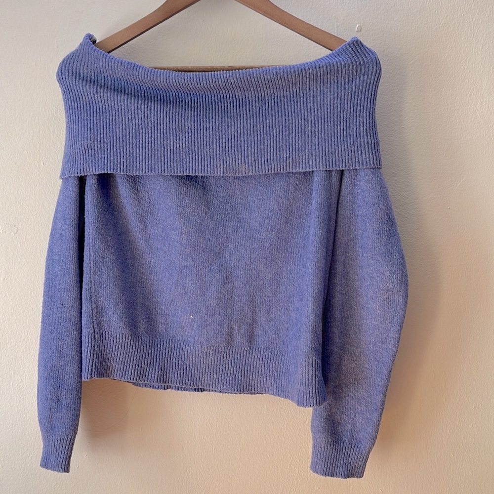 Forever 21 Blue sweater size :L . Off the shoulder